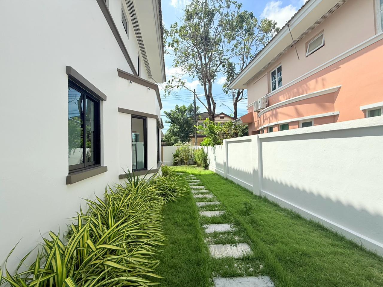 ทางเดินข้างบ้าน